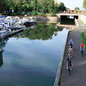 Cyclistes le long du Canal ©Catherine Kohler OTC Mulhouse
